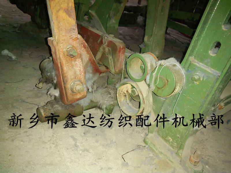 Weaving machine shuttle feeding device